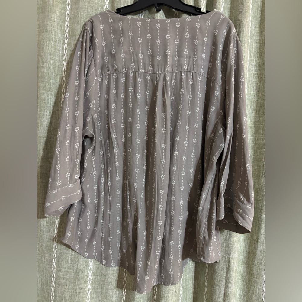Gray Torrid Button-Down Top With Arrow Pattern - image 2